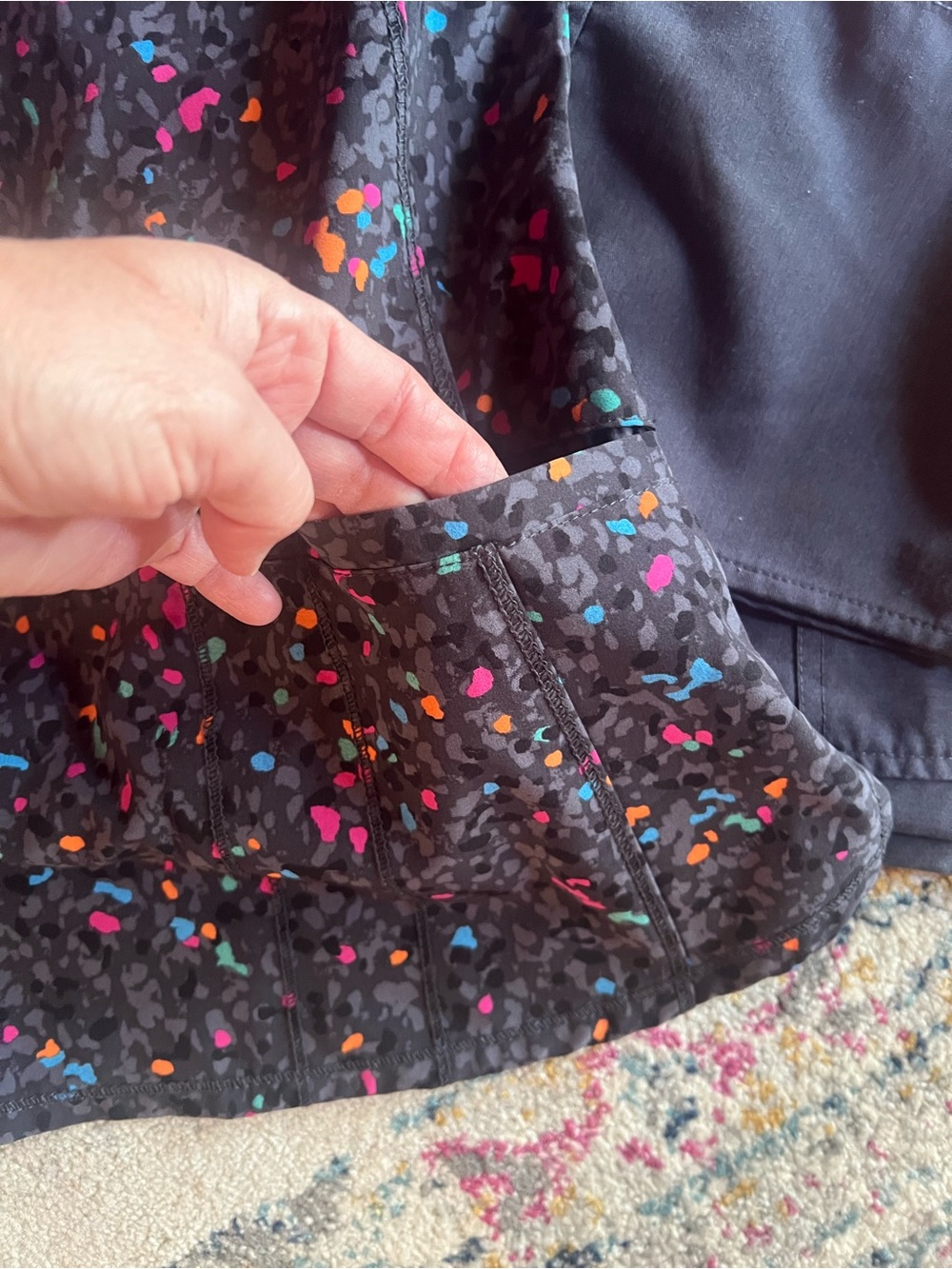 🩺3 Piece Scrub Set Charcoal Gray Top/Pants w/ Multicolor Confetti Print Top🩺 - Picture 5 of 16